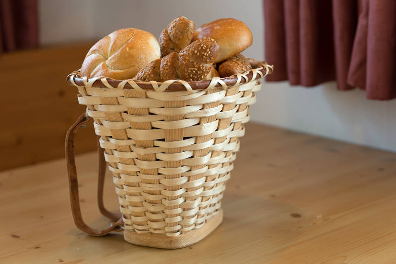 Korb mit frischen Brötchen aus der Wildschönauer Backstube
