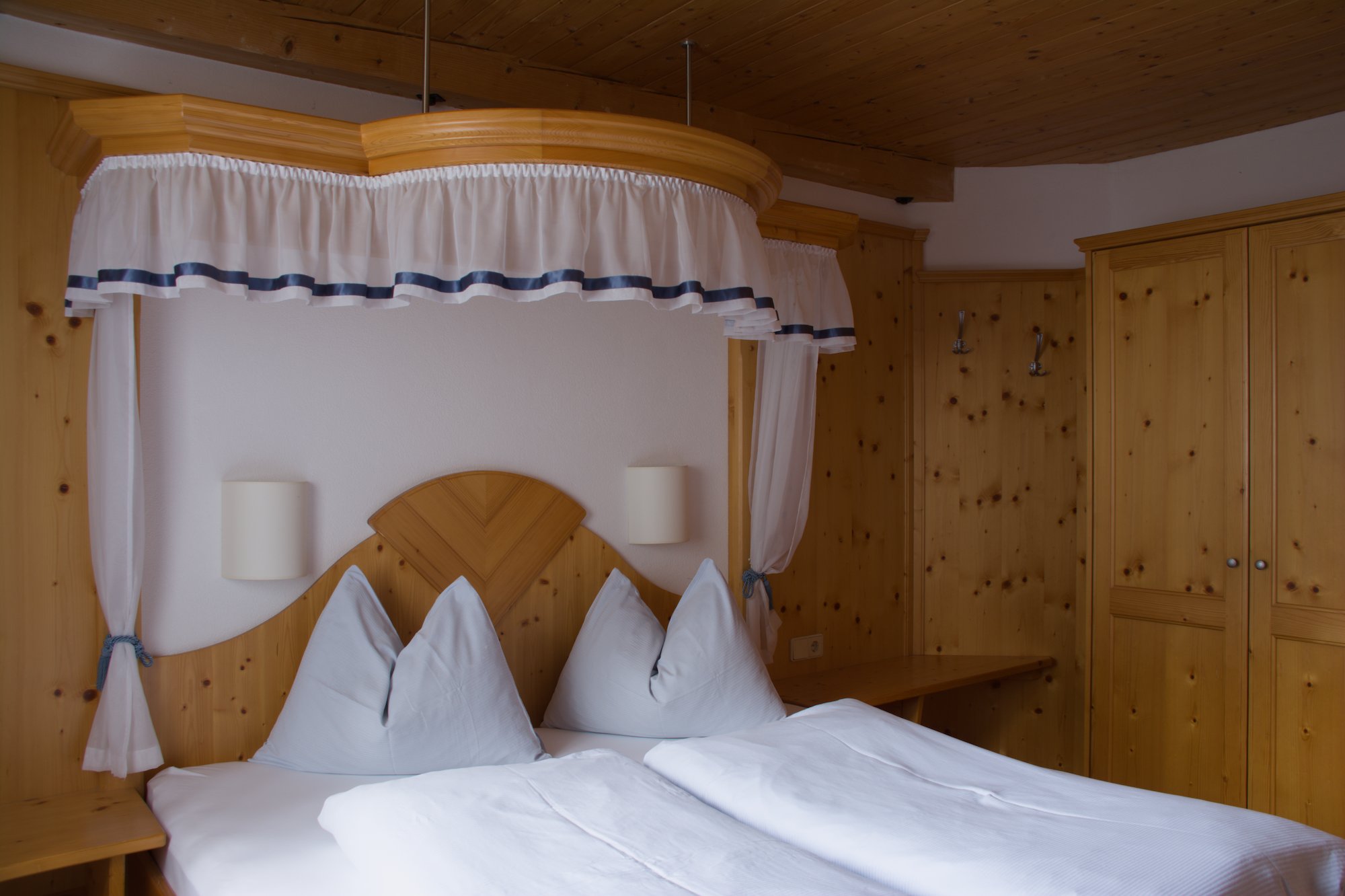 Himmelbett aus Vollholz im Apartment Vergissmeinnicht